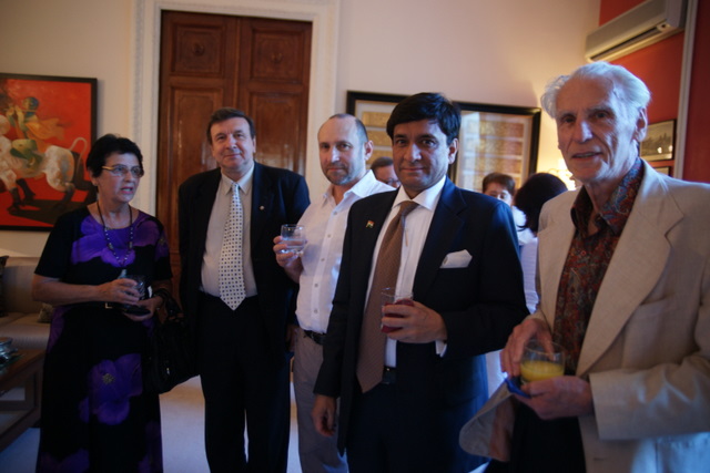 Скульпторы  Александр Шенгелия, Александр Рябичев (третий слева), посол Индии в России Прабхат Шукла на приеме в посольстве Индии 25 июня 2010 года