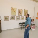 Александр Рябичев на "Артесании" на стенде галереи "Б/н", которая представила работы его друга- скульптора Дмитрия Тугаринова, 22 мая 2010 г.