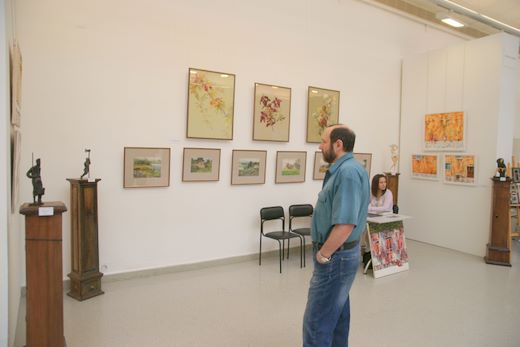 Александр Рябичев на "Артесании" на стенде галереи "Б/н", которая представила работы его друга- скульптора Дмитрия Тугаринова, 22 мая 2010 г.
