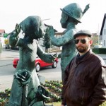 Скульптор Александр Рябичев на фоне скульптуры в Данкендорфе