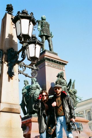 Александр и Александра Рябичевы у памятника русскому царю в Хельсинки